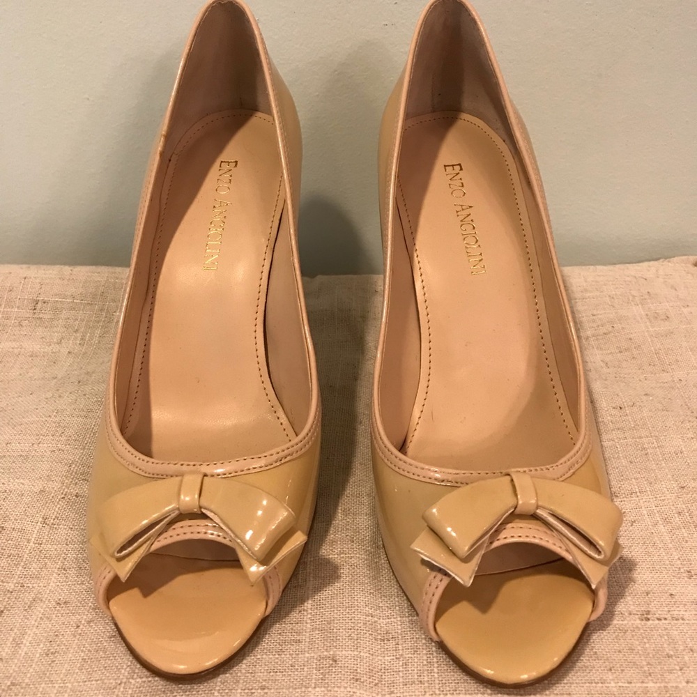 LIKE NEW Enzo Angiolini Patent Pumps w Bows